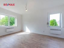 Pronájem bytu 1+1, Jesenice, Školní, 45 m2