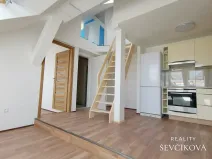 Pronájem atypického bytu, Hradec Králové, Smetanovo nábřeží, 80 m2