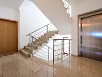 Pronájem garážového stání, Praha - Vinohrady, Voroněžská, 10 m2
