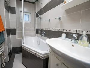 Prodej bytu 3+kk, Karlovy Vary, Kolmá, 71 m2