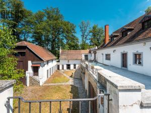 Prodej rodinného domu, Okoř, 1850 m2