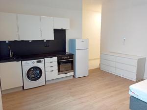 Pronájem bytu 1+kk, Praha - Vysočany, Poděbradská, 28 m2