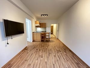 Pronájem bytu 2+kk, Praha - Troja, Hnězdenská, 36 m2