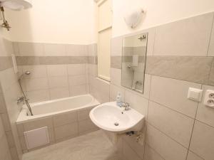 Pronájem bytu 1+kk, Praha - Podolí, U Kublova, 28 m2