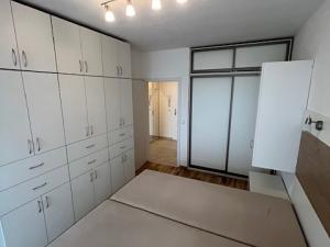 Pronájem bytu 2+kk, Praha - Uhříněves, Jindřicha Bubeníčka, 51 m2