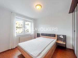 Pronájem bytu 2+kk, Praha - Řeporyje, Dělená, 58 m2