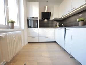 Pronájem bytu 2+kk, Praha - Dejvice, Kafkova, 53 m2