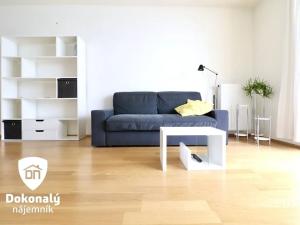 Pronájem bytu 1+kk, Praha - Holešovice, Komunardů, 42 m2