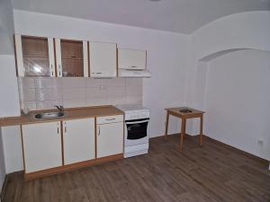 Pronájem bytu 1+1, Krupka, Koněvova, 37 m2