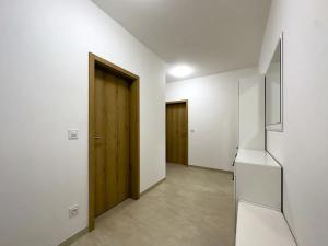 Pronájem bytu 2+kk, Praha - Strašnice, Zvěřinova, 72 m2