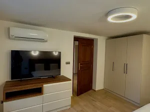 Pronájem bytu 2+kk, Praha - Malá Strana, U lužického semináře, 42 m2