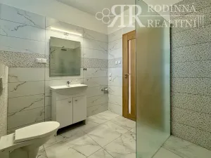 Pronájem vícegeneračního domu, Chrášťany, 1300 m2