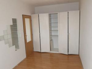 Pronájem bytu 3+1, Praha - Kobylisy, Košťálkova, 68 m2