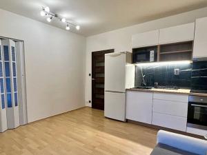 Prodej bytu 2+kk, Praha - Stodůlky, Bašteckého, 31 m2
