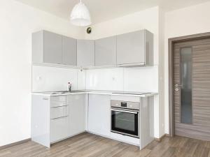Pronájem bytu 1+kk, Praha - Uhříněves, Františka Diviše, 30 m2