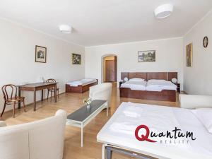 Prodej ubytování, Telč, náměstí Zachariáše z Hradce, 680 m2