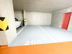 Pronájem garážového stání, Praha - Hlubočepy, Ondrákové, 12 m2