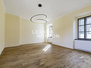 Pronájem kanceláře, Praha - Hradčany, Kanovnická, 812 m2