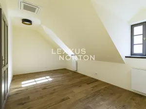Pronájem kanceláře, Praha - Hradčany, Kanovnická, 812 m2