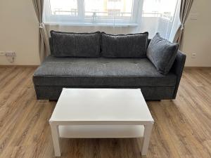 Pronájem bytu 1+kk, Praha - Kbely, Sedlářova, 33 m2