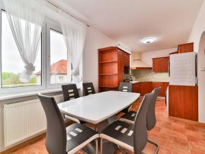 Prodej bytu 4+1, Sokolov, Heyrovského, 91 m2