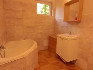 Prodej rodinného domu, Dolní Břežany, U Lesa, 160 m2