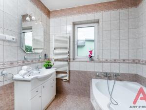 Pronájem rodinného domu, Praha - Dubeč, K pekárně, 104 m2