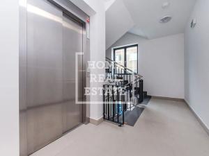Prodej garážového stání, Praha - Smíchov, Pod Barvířkou, 32 m2