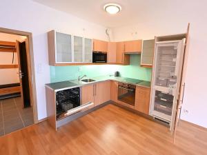 Pronájem bytu 1+kk, Praha - Řeporyje, Wiesenthalova, 61 m2