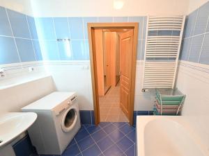 Pronájem bytu 1+kk, Praha - Řeporyje, Wiesenthalova, 61 m2