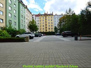 Pronájem garážového stání, Praha - Žižkov, Hartigova, 12 m2