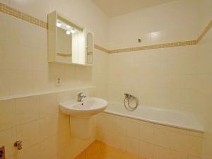 Pronájem bytu 2+kk, Praha - Řepy, Skuteckého, 57 m2