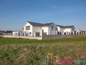 Prodej vily, Větrušice, 250 m2
