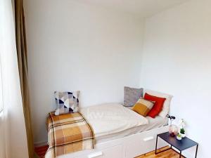 Pronájem bytu 2+kk, Praha - Prosek, Lovosická, 25 m2