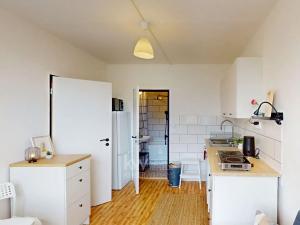 Pronájem bytu 2+kk, Praha - Prosek, Lovosická, 25 m2