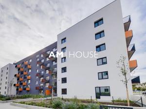 Pronájem garážového stání, Praha - Vysočany, Strnadových, 12 m2