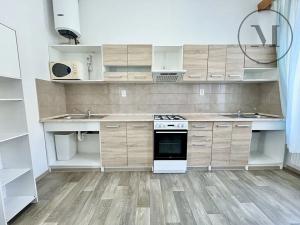Pronájem bytu 2+1, České Budějovice, Dobrovodská, 98 m2