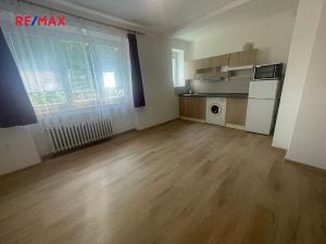 Pronájem bytu 1+kk, Praha - Prosek, Nad Krocínkou, 33 m2