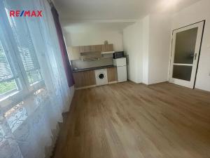 Pronájem bytu 1+kk, Praha - Prosek, Nad Krocínkou, 33 m2