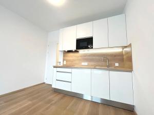 Pronájem bytu 1+kk, Praha - Horní Měcholupy, Milánská, 37 m2