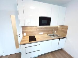 Pronájem bytu 1+kk, Praha - Horní Měcholupy, Milánská, 37 m2
