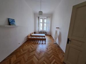 Pronájem bytu 2+1, Praha - Nové Město, Bolzanova, 75 m2