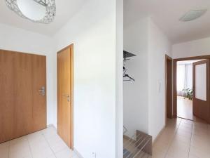 Pronájem bytu 2+1, Praha - Kobylisy, U třešňovky, 74 m2