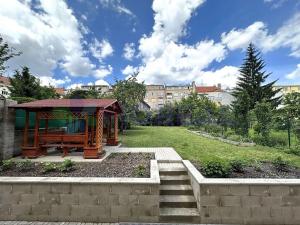 Pronájem atypického bytu, Praha - Strašnice, Na hroudě, 88 m2