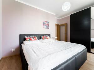 Pronájem bytu 2+kk, Praha - Horní Měcholupy, Mantovská, 66 m2
