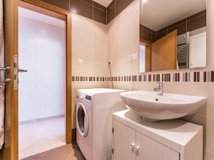 Pronájem bytu 2+kk, Praha - Horní Měcholupy, Mantovská, 66 m2