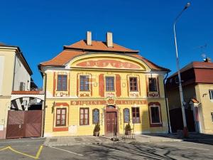 Pronájem bytu 1+kk, Uhlířské Janovice, Václavské náměstí, 26 m2