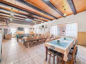 Prodej vícegeneračního domu, Zálezly, 900 m2