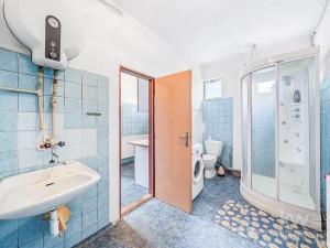 Prodej vícegeneračního domu, Zálezly, 900 m2