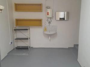 Pronájem skladu, Praha - Smíchov, Jindřicha Plachty, 13 m2
